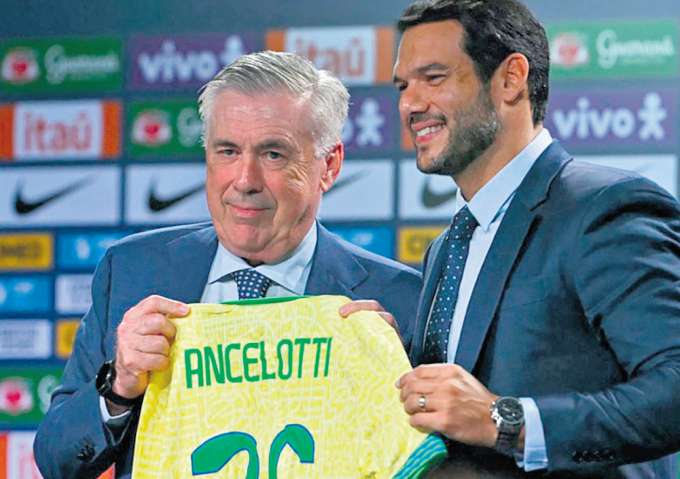 Ancelotti com a camisa do Brasil ao lado do novo presidente da CBF Samir Xaud (MAURO PIMENTEL / AFP)