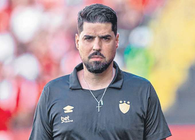 Treinador sofre presso da torcida pela fraca campanha do Leo no Brasileiro (RAFAEL VIEIRA/DP FOTO)