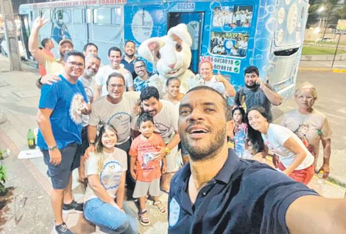 Os chuveiros foram instalados no nibus do projeto, oferecendo mais do que banhos (DIVULGAO)
