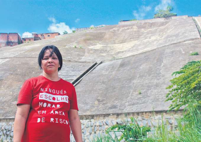 Jaqueline Alves perdeu cinco pessoas da famlia, amigos e ainda lembra como foi tentar desenterrar as vtimas (NIVALDO FRAN/DP FOTO)