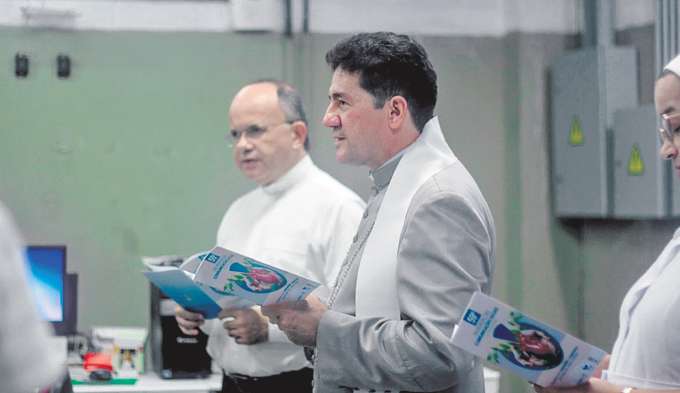 Arcebispo visitou a sede do Diario e realizou uma beno aos profissionais do jornal (NIVALDO FRAN/DP FOTO)