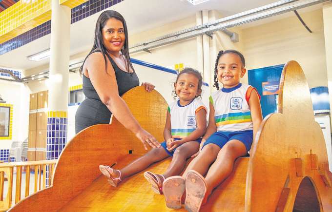 Liliane Gomes conseguiu matricular as filhas Alicia e Annalu juntas e hoje diz que consegue trabalhar e cuidar delas