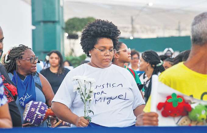 Mirtes comandou o ato em frente aos edifcios, no Recife, e a caminhada at o TJPE (MARINA TORRES/DP FOTO)