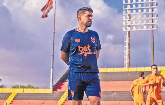 Tcnico Antnio Oliveira tambm sofre presso e grande parte da torcida cobra a sua demisso (IGOR CYSNEIROS/SPORT)