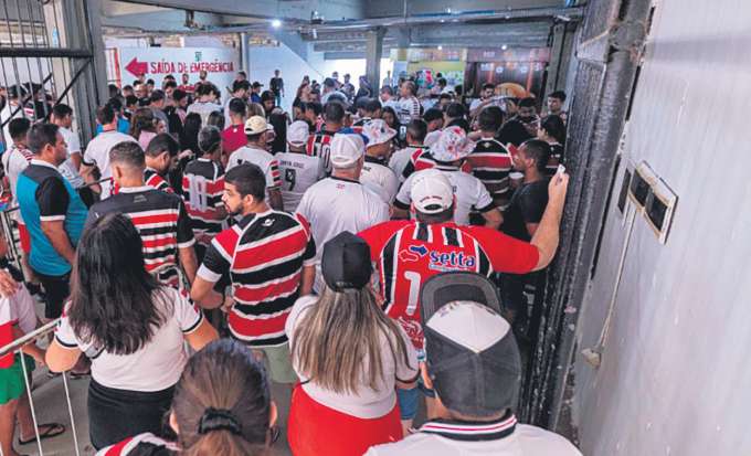 Orientadores vo atuar nos portes de acesso e uma nova sinalizao foi prometida (RAFAEL VIEIRA/DP FOTO)