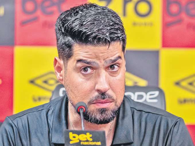 Antnio Oliveira no emplacou dentro de campo e j sofria muita presso da torcida (RAFAEL VIEIRA/DP FOTO)