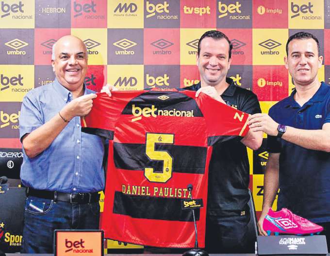 Daniel ganhou uma camisa do Sport, em aluso ao ttulo da Copa do Brasil de 2008 (PAULO PAIVA/SPORT)