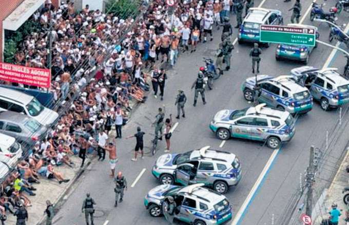 O confronto espalhou pnico pela cidade e foi considerado um dos mais graves (REPRODUO/REDES SOCIAIS)