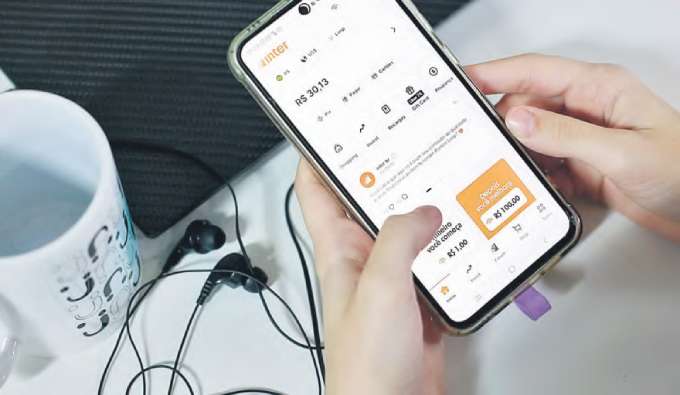 Em relao s pessoas fsicas, 92% das operaes foram realizadas por meio dos apps (CRYSLI VIANA/DP FOTO)