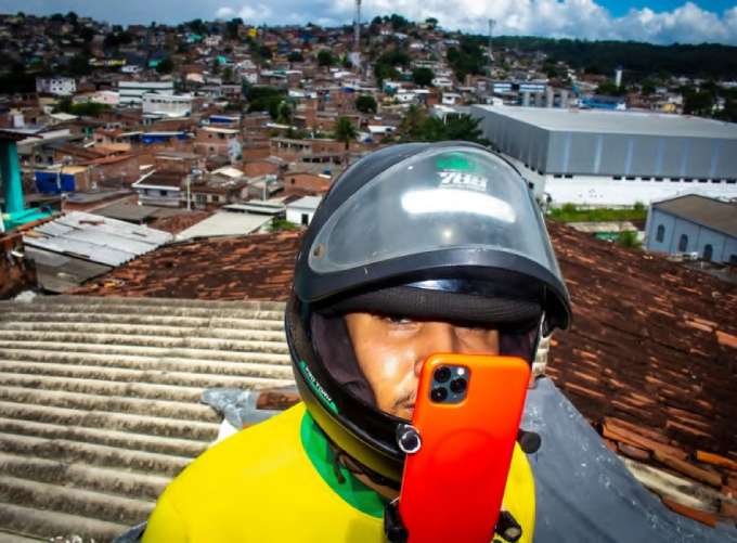 Roberto se orgulha da soluo que encontrou para gravar uma parte dos seus vdeos (NIVALDO FRAN/DP FOTO)
