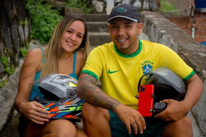 Sempre que pode, a esposa de Roberto ajuda com a captao das imagens na garupa (NIVALDO FRAN/DP FOTO)