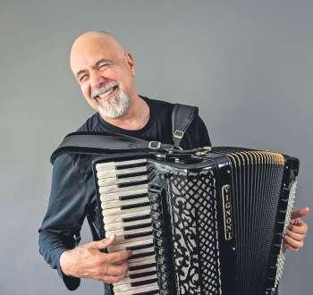 O msico, compositor e arranjador paulista j tocou com nomes como Maria Bethnia e o pernambucano Lenine (OUZA/DIVULGAO)