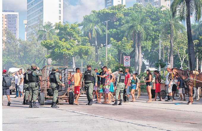 Os bloqueios realizados pelos carroceiros ocorreram de forma simultnea no Recife (RAFAEL VIEIRA/DP FOTO)