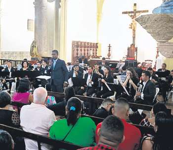 O concerto incluiu vrios ritmos como o baio e o frevo (Crysli Viana/DP Foto)