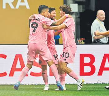 Messi festeja com companheiros o gol que deu a vitria ao Inter (PAUL ELLIS / AFP)