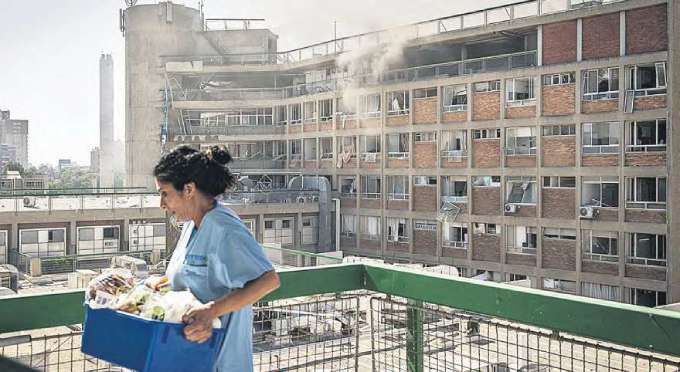 A direo do hospital disse que, ao menos, 71 pessoas ficaram feridas com o ataque (JOHN WESSELS/AFP)