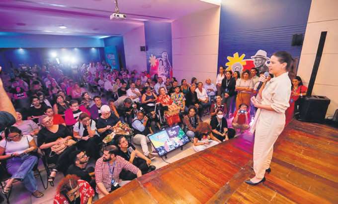 Raquel destacou representatividade da feira, que ter cinco mil artesos e expositores (MIVA FILHO/SECOM-PE)