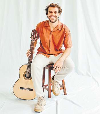 O cantor recria prolas como Homenagem ao Malandro (FERNANDA ASSIS/DIVULGAO)