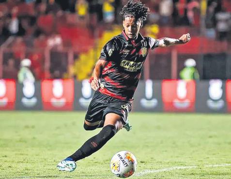 Jovem volante vem se firmando no Sport e  capito da seleo brasileira Sub-17 (RAFAELVIEIRA/DP FOTO)
