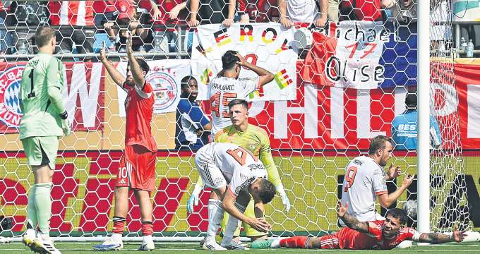 Bayern de Munique jogou com um time misto, j que estava classificado antecipadamente (PAUL ELLIS / AFP)