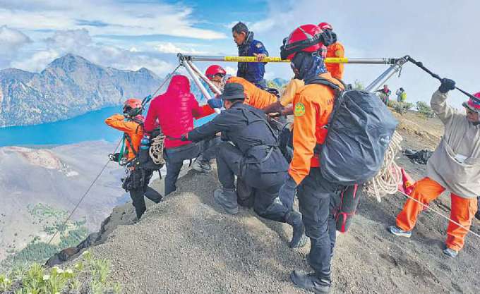 Corpo da publicitria foi resgatado ontem. Itamaraty no pagar pelo traslado ao Brasil (INDONESIA%u2019S NATIONAL SEARCH AND RESCUE AGENCY / AFP)