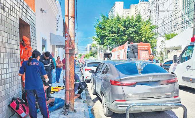 Corpo de Bombeiros e Samu fizeram os primeiros atendimentos s vtimas, no Recife (MARLIA PARENTE/DP)