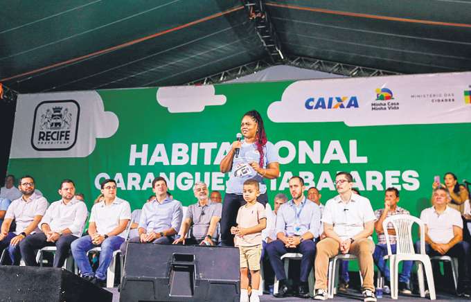 Josineide Alexandrino comemou o incio das obras e falou da luta pelo habit (CRYSLI VIANA/DP FOTO)