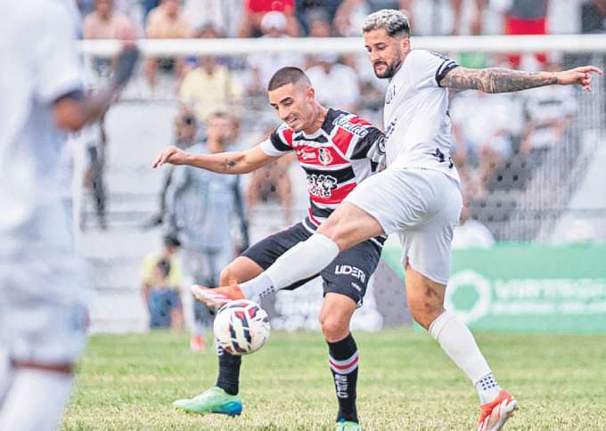 Na partida de Caruaru, o Tricolor venceu por 2 a 1, mas com bastante dificuldade (RAFAEL VIEIRA/DP)