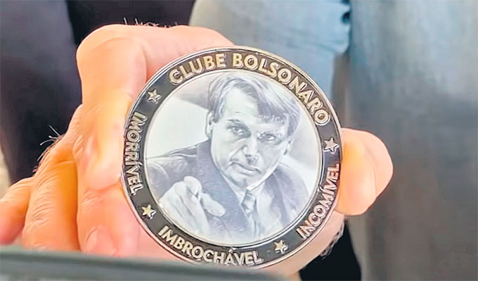 Selo "imbrochvel, incomvel e imorrvel" s  dado a amigos e aliados do ex-presidente (REPRODUO/REDES SOCIAIS)