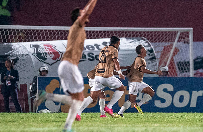 O gol da vitria do Central foi marcado por Z Arthur, ex-Santa (RAFAEL VIEIRA/DP FOTO)