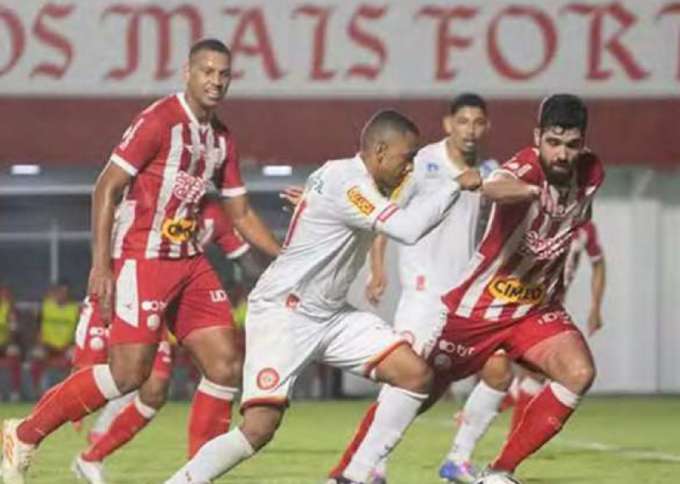 Alvirrubro fez um jogo seguro e levou os 3 pontos (VICTOR SOUZA/TOMBENSE)
