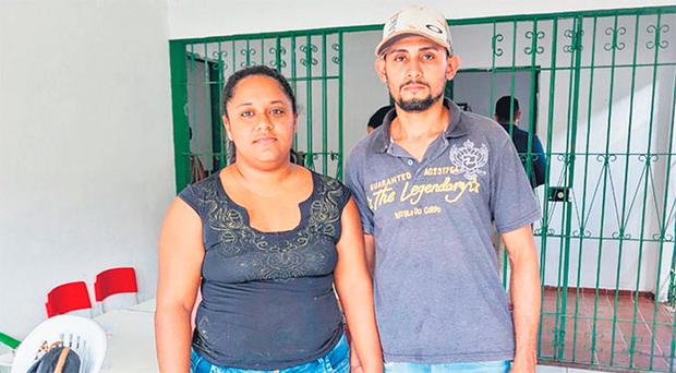 "Eu s pensava na minha esposa", diz Natailton, ao lado de Amanda.  (RAFAEL VIEIRA/DP FOTO)