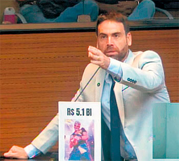 Parlamentar interrompeu discurso e foi s galerias (REPRODUO/CMARA DO RECIFE)