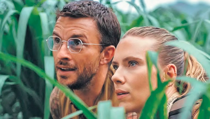 Jonathan Bailey e Scarlet Johansson estrelam o stimo longa-metragem da saga jurssica (UNIVERSAL/DIVULGAO)