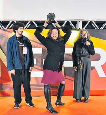 Marisa Orth, entre o filho Joo e a diretora Anna Muylaert (LEO LARA/DIVULGAO)