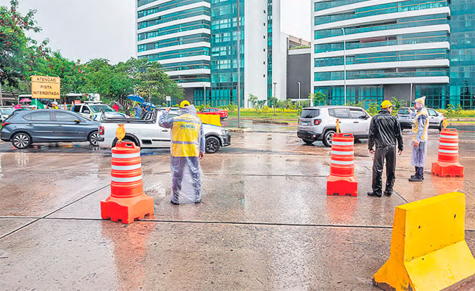 Agentes da CTTU orientaram os motoristas para as mudanas no sistema virio (RAFAEL VIEIRA/DP FOTO)