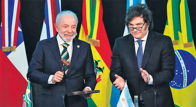Lula recebeu a coordenao do bloco das mos do presidente argentino, Javier Milei (RICARDO STUCKERT/PR)