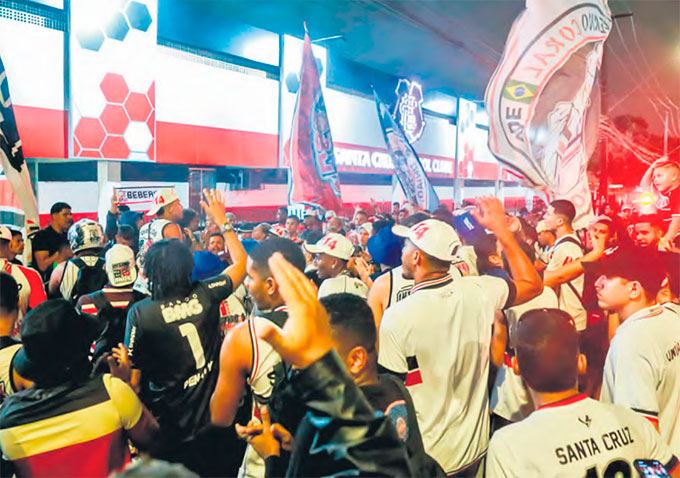 Tricolores promoveram manifestao ontem em frente  sede do clube (CRYSLI VIANA/DPFOTO)