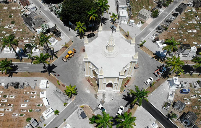 A estrutura de ruas do cemitrio foi pensada a partir da capela central de estilo gtico (ROMULO CHICO/ARQUIVO DP)