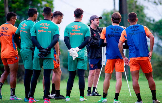 Daniel Paulista tenta motivar o elenco rubro-negro (PAULO PAIVA/SPORT)