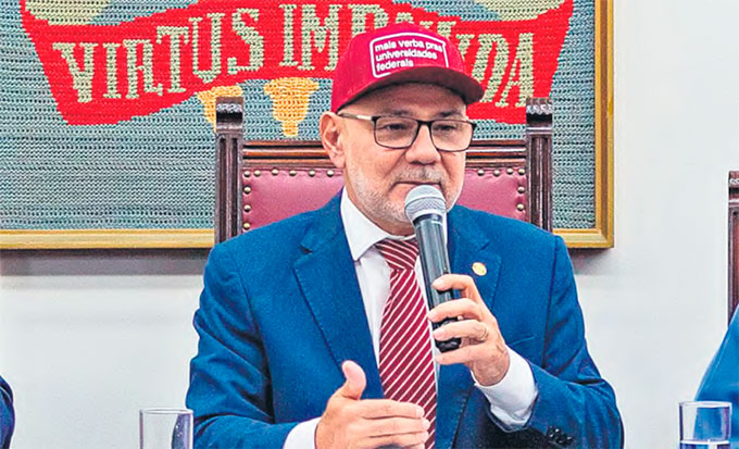 Reitor Alfredo Gomes diz que recursos s garantem o funcionamento at outubro (RAFAEL VIEIRA/DP FOTO)