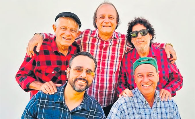 Com seus companheiros de banda, Rominho Pimentel promete relembrar grandes hits (EVANDIR PEDROSA/DIVULGAO)
