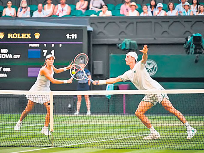 Brasileira formou dupla ao lado de tenista britnico (KIRILL KUDRYAVTSEV / AFP)