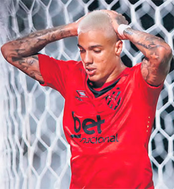 Carlos Alberto fez nove jogos pela Srie A e no marcou gol. Derik, do Cuiab, vem emprestado (RAFAEL VIEIRA/DP FOTO)