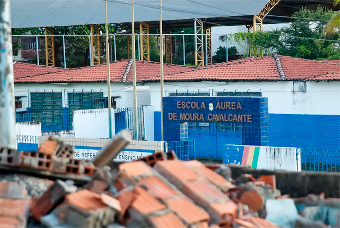 No local, a obra de uma loja foi derrubada pelos agentes que fizeram a notificao (MARINA TORRES/DP FOTO)