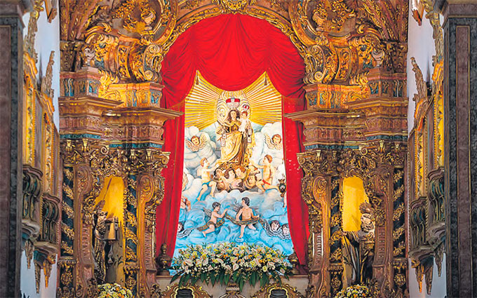 A Baslica do Carmo rene os fiis que celebram e renovam a sua devoo mariana (RAFAEL VIEIRA/DP FOTO)