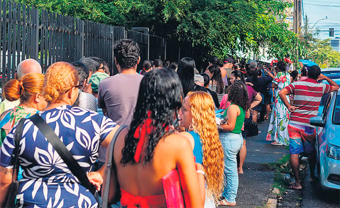 Pessoas precisaram chegar de madrugada para pegar um lugar na fila da Central (RAFAEL VIEIRA/DP FOTO)