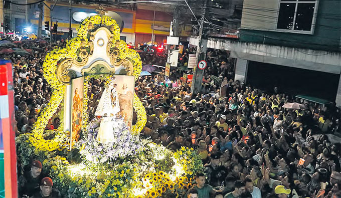 A imagem da padroeira percorreu as ruas do centro cercada por milhares de devotos (CRYSLI VIANA/DP FOTO)