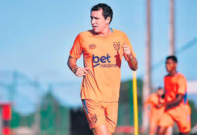 Atacante Pablo teve a camisa puxada e levou um tapa (PAULO PAIVA/SPORT)