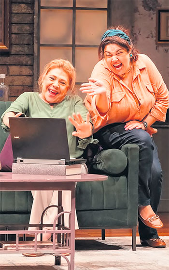 No palco, Tnia e Fabiana vivem duas cuidadoras que lutam para manter seus empregos (JOO CALDAS/DIVULGAO)